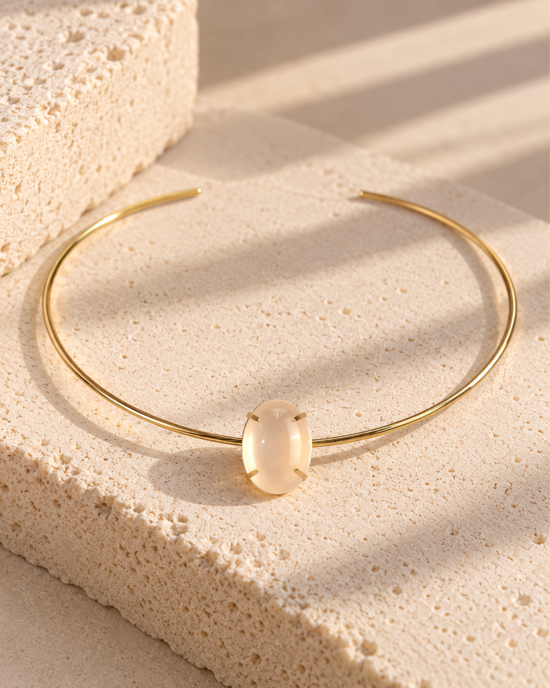 Collar Louise de Hanalima: rígido fino con piedra blanca