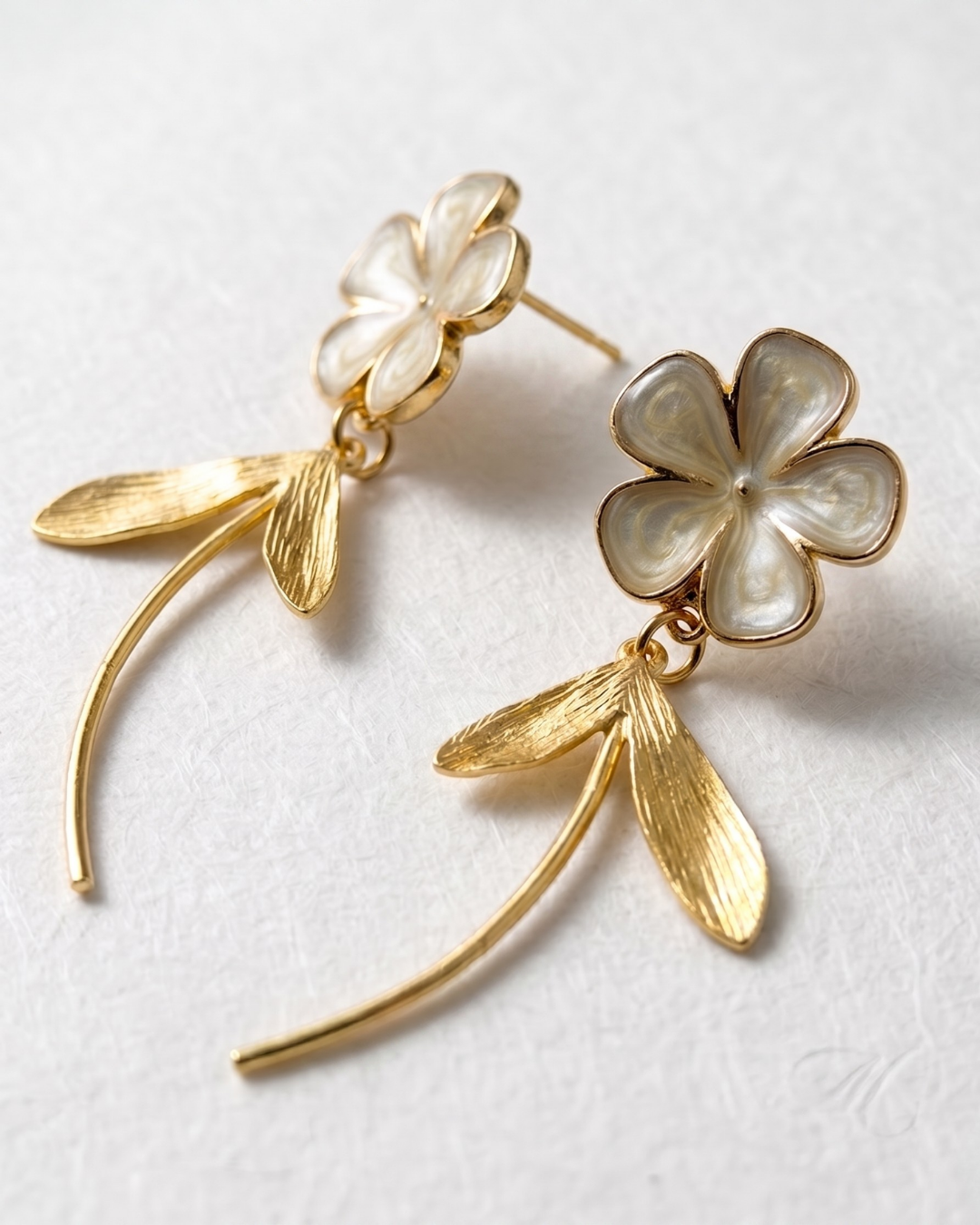 Pendientes Lena flor nacar blanca hojas doradas artesanales Hanalima