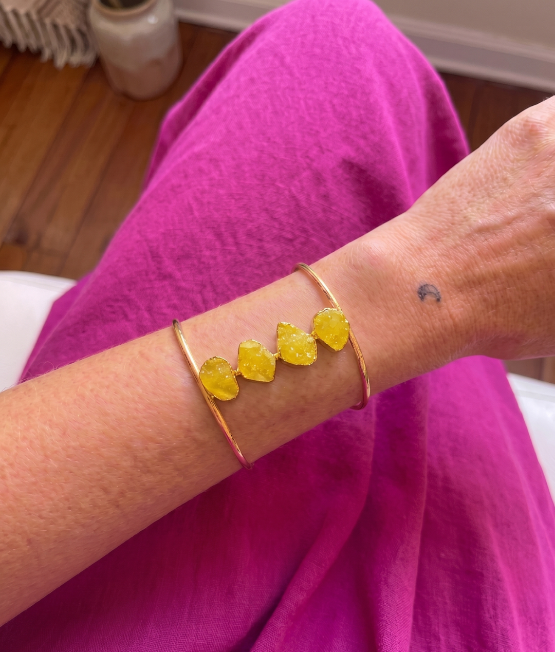 Brazalete Druzy Amarillo dorado piedras druzy artesanal hecho a mano Hanalima