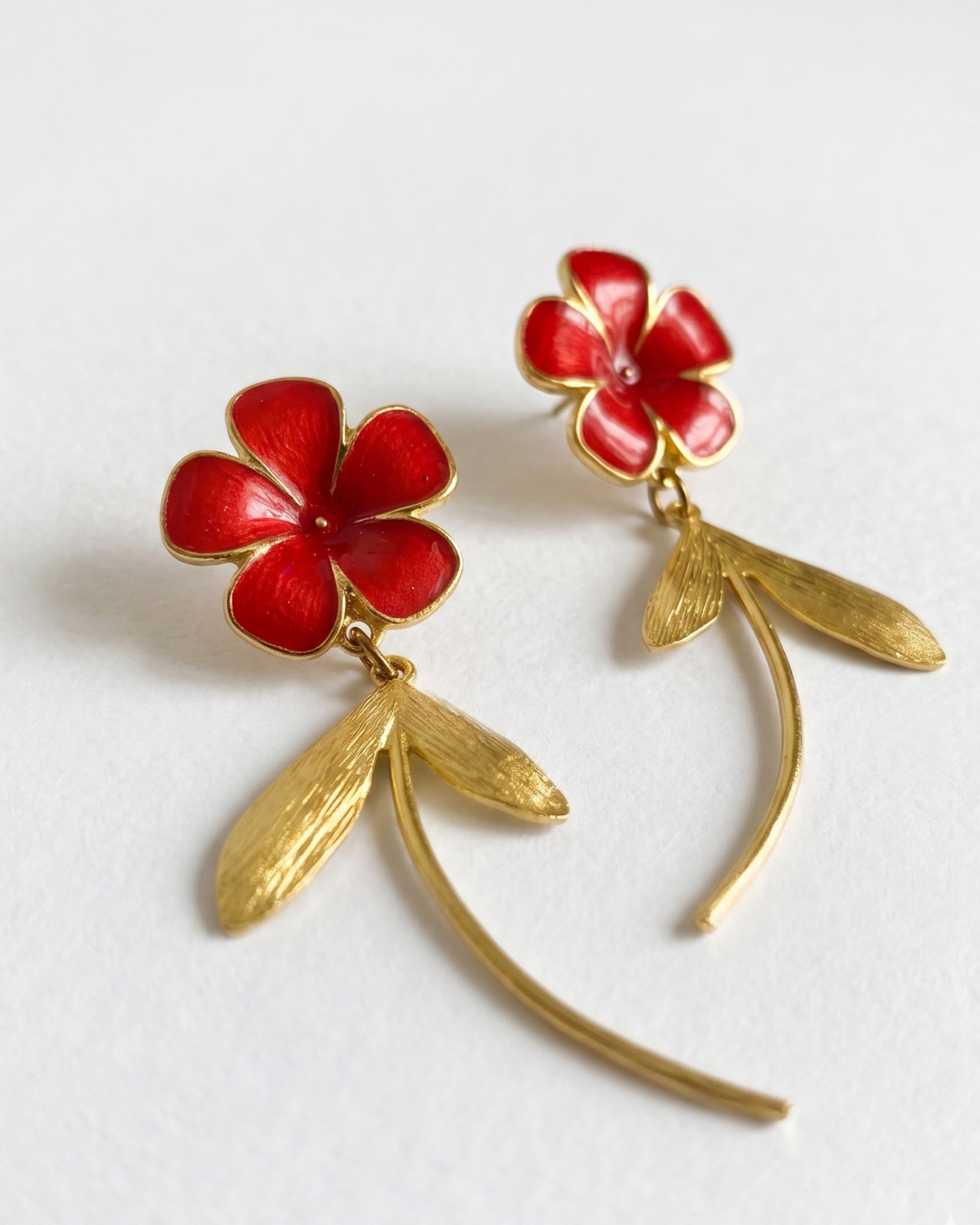 Pendientes Sira flor roja esmaltada hojas doradas artesanales boda Hanalima