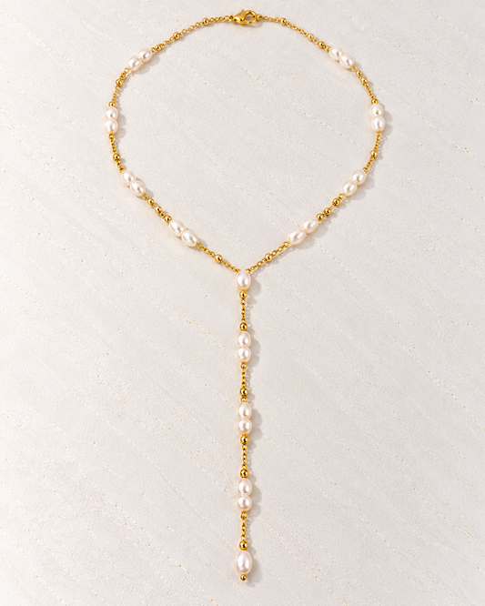 Collar Juliette de Hanalima: lariat de perlas pequeñas y cuentas doradas