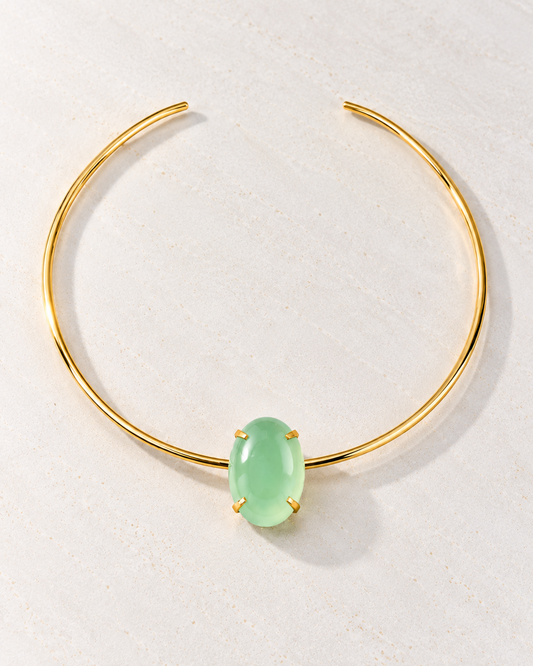 Collar Louise de Hanalima: rígido fino con piedra verde menta oval