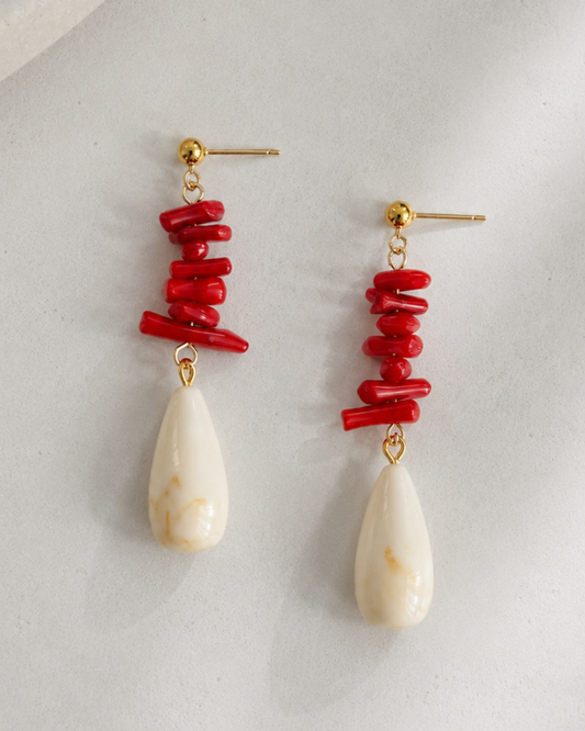 Pendientes rojos con gota blanco marfil de invitada de boda, modelo Roma de Hanalima