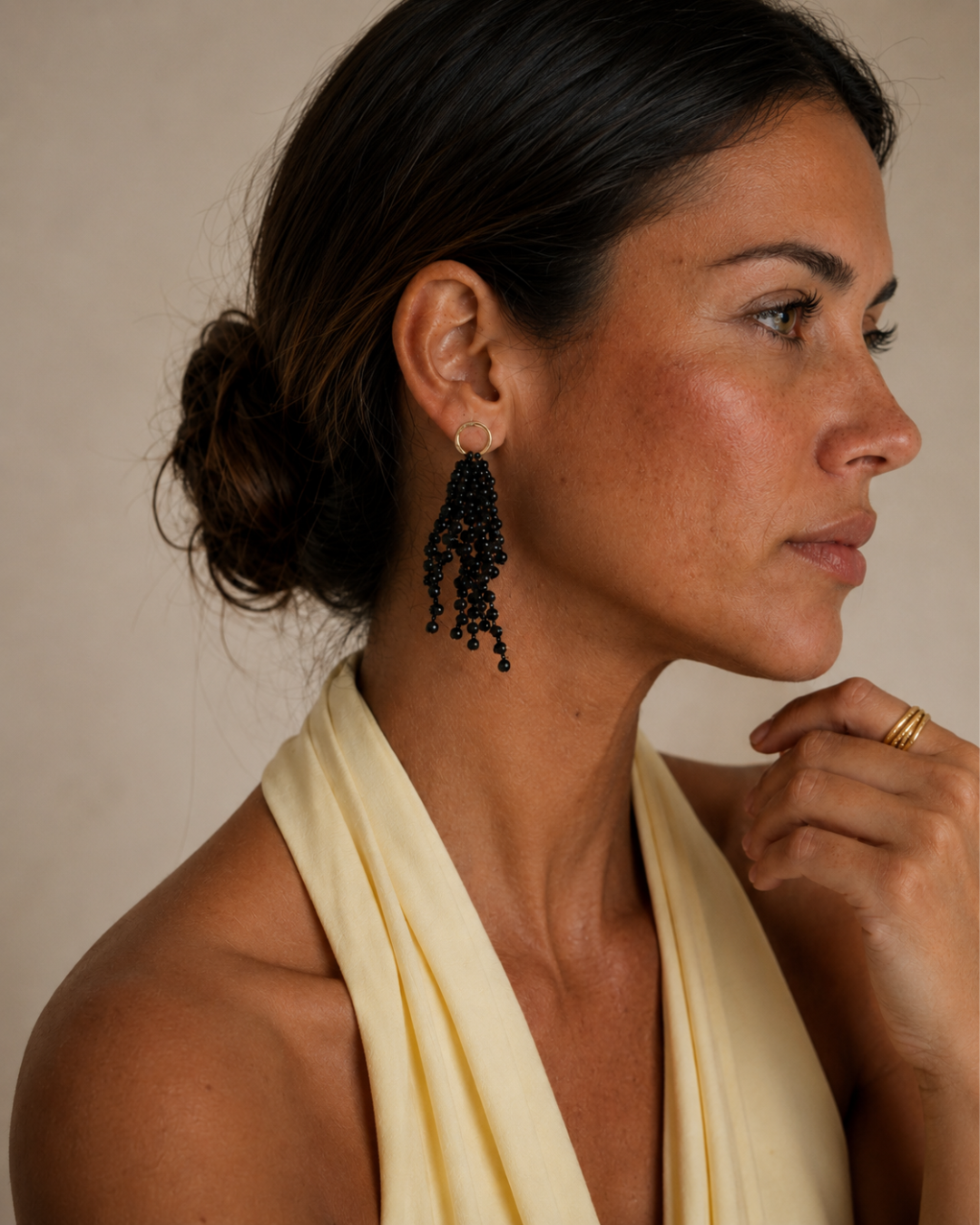 Celine de Hanalima, pendientes largos negros de invitada de boda, hechos a mano en España