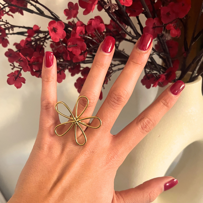 Anillo Margarita dorado artesanal lucido puesto estilo elegante