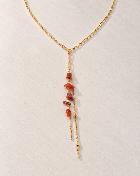 Collar Garance en Y con piedras cornalina sobre cemento blanco