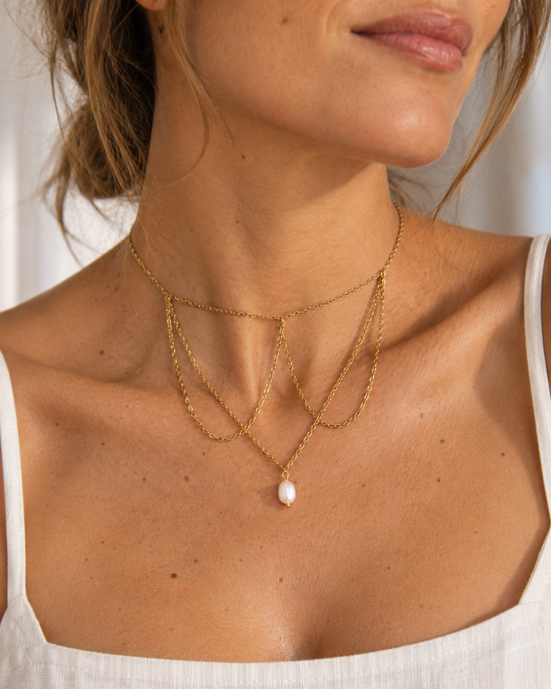 Collar Léonie de cadenas con perla puesto en modelo