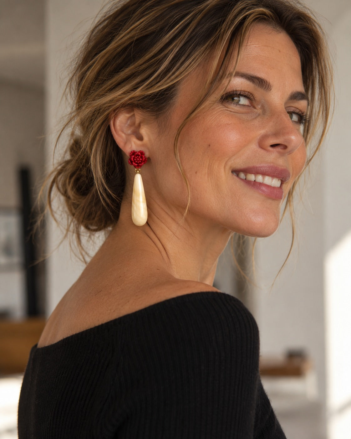 Pendientes Noémie rojos con lágrima marfil puestos en modelo