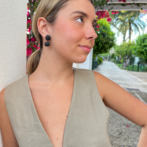 Pendientes Anna artesanales ligeros negros diseño original puestos Hanalima