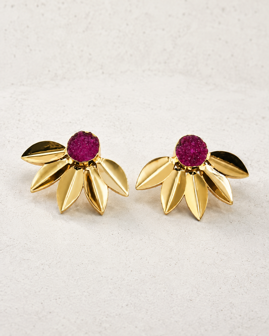 Pendientes dorados y fucsia de flor de invitada de boda, modelo Naya de Hanalima